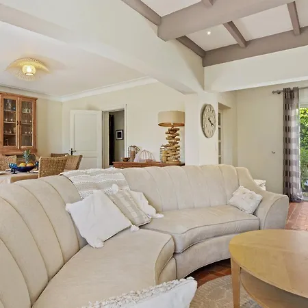 Villa St Raphael, Collines