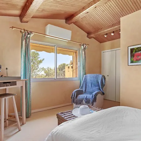 Villa St Raphael, Collines